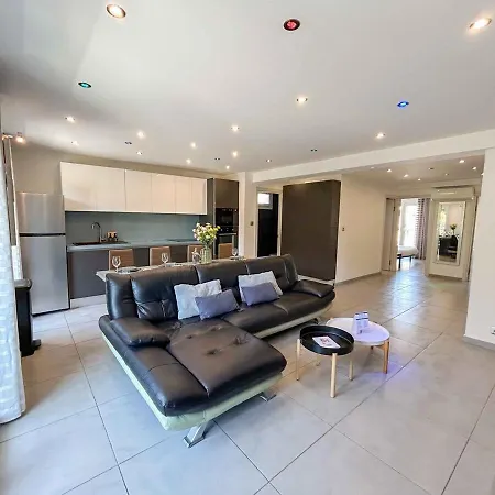 T3 Proche De La Avec Garage Apartmán *